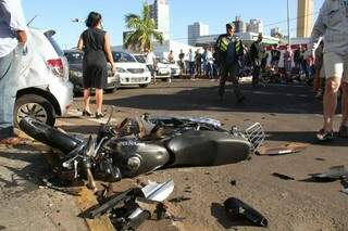 Moto destruída após acidente em avenida da Capital. (Foto: Marcos Ermínio)