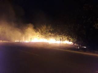 Incêndio perto de museu, na Guaicurus, área urbana de Campo Grande.(Foto: Direto das Ruas)