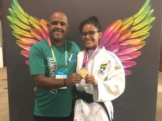 Técnico Alessandro Nascimento com a filha medalhista Alexia (Foto: Divulgação)