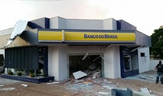 Única agência do Banco do Brasil na cidade ficou destruída após o roubo. (Foto: PC de Souza/ Edição de Notícias)