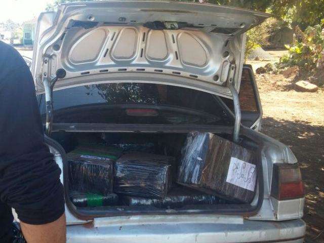 Ve&iacute;culo fura bloqueio, estoura pneu e DOF apreende 294 kg de maconha