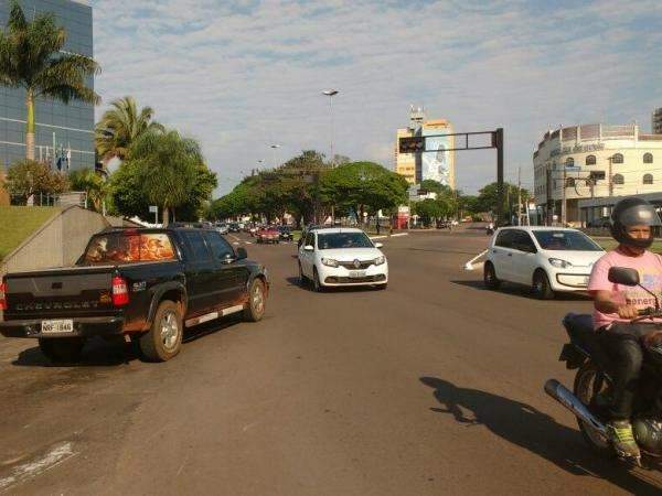 Sem&aacute;foro quebrado na Afonso Pena causa dor de cabe&ccedil;a aos motoristas 