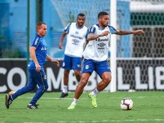 André domina a bola no último treino antes de pegar time paraguaio (Foto: Grêmio/Divulgação)
