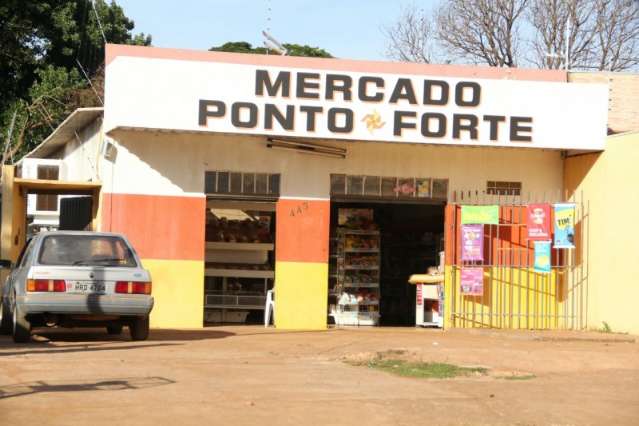 Sete adolescentes s&atilde;o detidos ao arrombar mercado a pontap&eacute;s e marteladas