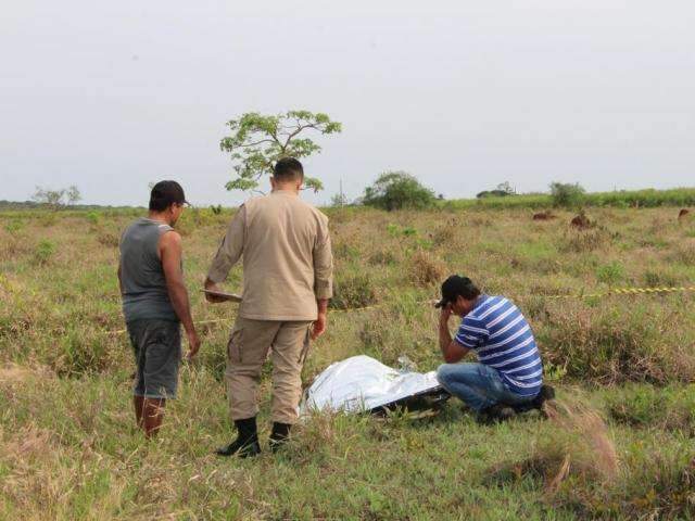 Homem sai de casa para pescar e &eacute; encontrado morto com tiro na virilha 
