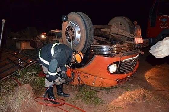 Caminh&atilde;o carregado de gado capota e condutor morre na MS-157 