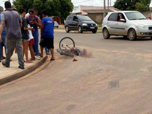 A caminho da escola de bicicleta, menino morre atropelado por caminh&atilde;o
