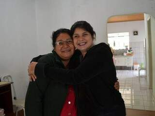 Mariana ao lado da mãe Esmeralda Dávalos,d e 59 anos. (Foto: Simão Nogueira) 