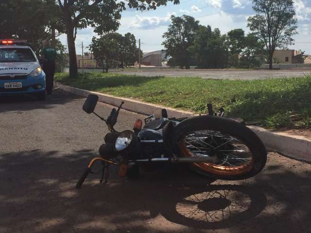 Jovem foge da pol&iacute;cia pela contram&atilde;o, bate em poste e quebra clav&iacute;cula 