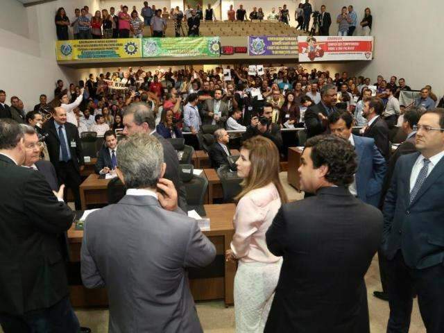 Pressionada por servidores, base aliada atua como oposi&ccedil;&atilde;o ao governo