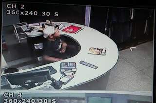Imagem das câmeras de segurança mostram ladrão na loja Gor Jeans. (Foto: Reprodução/ Nadyenka Castro)