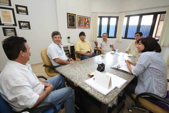  D&eacute;lia apresenta prefeitura a Murilo