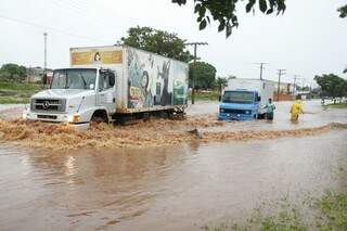 Chuva cai em todo o Estado e Campo Grande registra pontos de alagamentos (Foto: Cleber Gellio)
