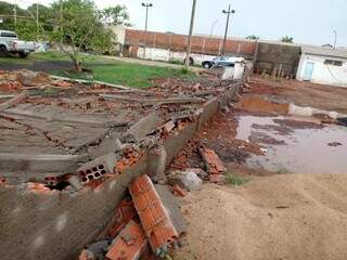 Muro de presídio que não resistiu a vendaval (Foto: Direto da ruas)