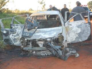 O carro da arquiteta, encontrado na manhã do dia 2 de julho, em chamas, com o corpo dela carbonizado. (Foto: Simão Nogueira)
