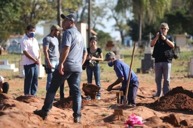 Em avi&atilde;o, equipes seguem para Jardim onde 3&deg; corpo ser&aacute; exumado