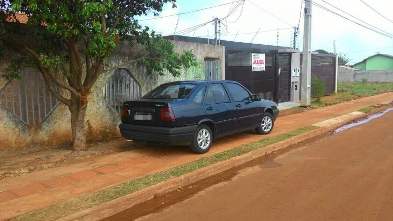 Revoltado, morador vandaliza carro estacionado em frente à garagem; veja  imagem