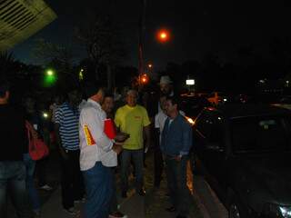 Candidato pelo PSOL, Sidney Melo (de camisa jeans), conversa com militantes em frente ao TRE. (Foto: Rodrigo Pazinato)