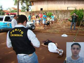 A vítima foi atingida por dois tiros na cabeça e morreu na hora. (Foto: Osvaldo Duarte)