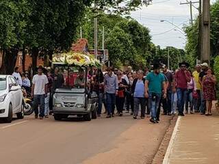 Enterro de vítima foi realizado nesta tarde e reuniu dezenas de pessoas entre familiares e amigos (Foto: Ricardo Ojeda/ Perfil News)