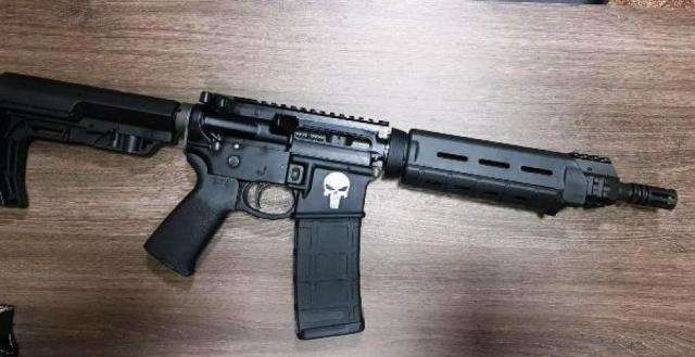 Homem &eacute; preso com fuzil negociado em grupo de vendas de armas