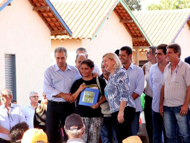 Reinaldo entrega 40 casas e vai pavimentar trecho de acesso a Nioaque