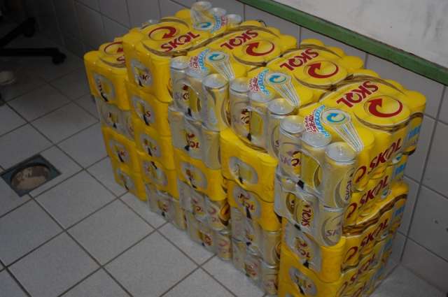 Casal &eacute; preso com 24 caixas de cerveja furtadas de supermercado