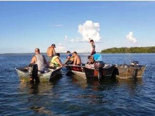 Moradores ajudaram nas buscas por corpos de barco (Foto: Divulgação)
