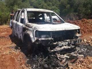 Land Rover foi encontrado em local ermo, completamente destruído pelo fogo (Foto: Leo Veras)