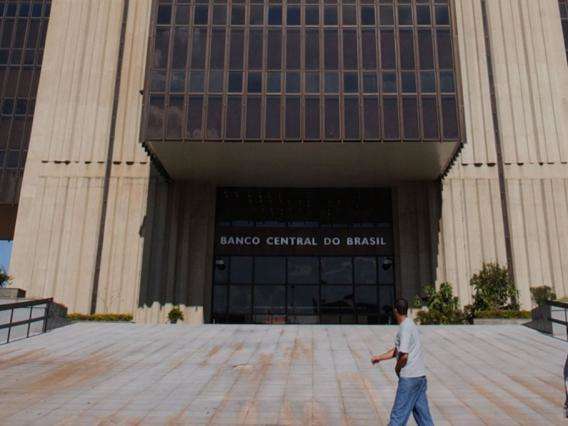 Banco Central surpreende e reduz juros b&aacute;sicos para 6% ao ano