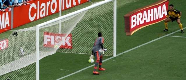 Flamengo vence Vasco em cl&aacute;ssico com arbitragem pol&ecirc;mica, 2 a 1