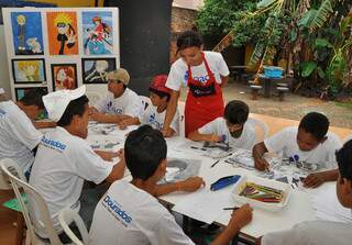 Crianças são atendidas por programa de cultura e arte da Prefeitura de Dourados. (Foto: A. Frota)