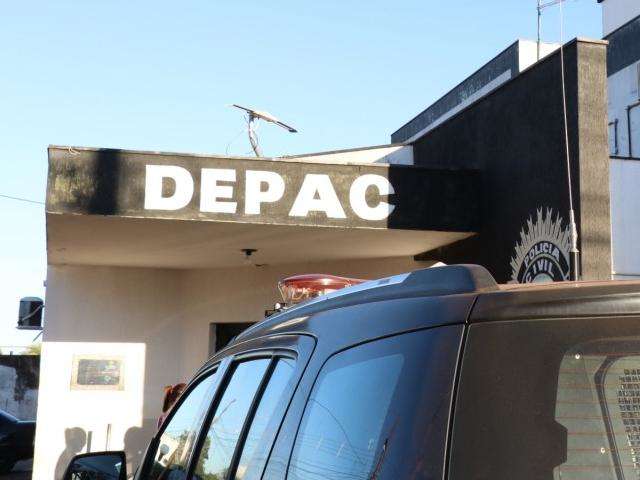 Ladr&atilde;o amea&ccedil;a crian&ccedil;a com faca, foge pulando muros e acaba preso