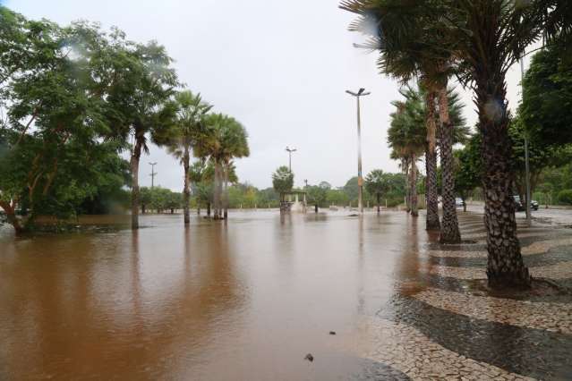 Rio Aquidauana deixa estado de alerta e baixa 81 cent&iacute;metros em 24h