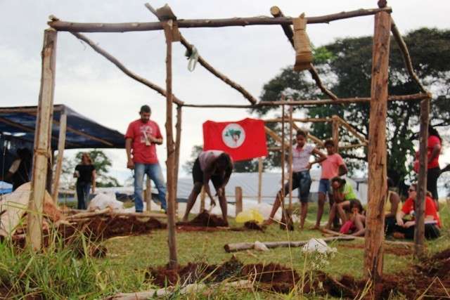 Desemprego e brasiguaios inflam acampamentos e d&atilde;o f&ocirc;lego a MST