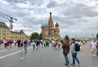 A Praça Vermelha, na região central de Moscou, é o ponto de encontro de todas as torcidas nesta Copa do Mundo, e o marco das fotos é sempre a Catetral de São Camilo (Foto: Paulo Nonato de Souza)