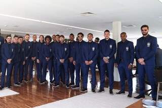 Todos de terno, jogadores da Seleção Brasileira posaram para a imprensa na tarde deste domingo ainda na sede da CBF, neste domingo (Foto: CBF/Divulgação)