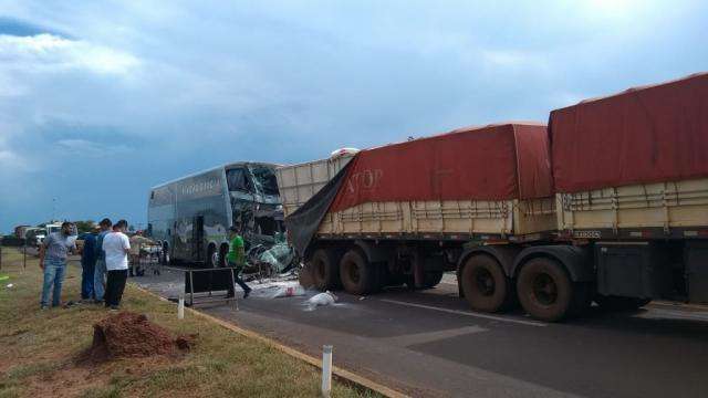 Motorista de &ocirc;nibus morre na hora em acidente em trecho com obras