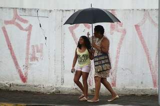 Depois de tanta espera, teve gente que saiu previnido com guarda-chuva em punho (Foto: Marcos Ermínio)