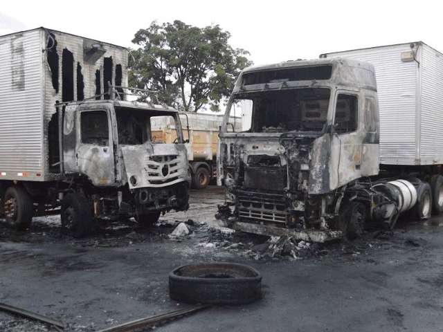 Receita diz que inc&ecirc;ndio atingiu 5 caminh&otilde;es e ser&aacute; investigado pela PF