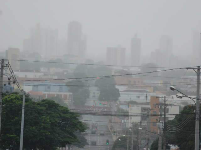  Ter&ccedil;a amanhece com tempo fechado e previs&atilde;o &eacute; de chuva forte &agrave; tarde
