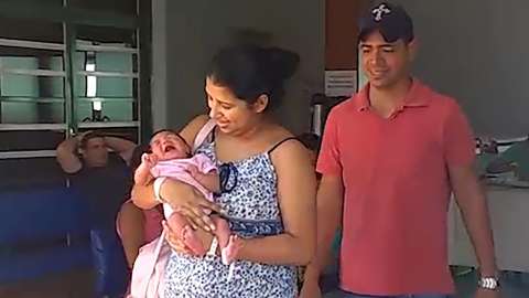 Saudável, bebê Lívia, que nasceu em casa pelas mãos do pai, deixa hospital
