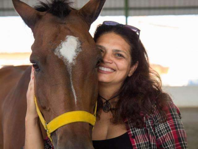 De gra&ccedil;a, terapeuta mostra como funciona t&eacute;cnica de constela&ccedil;&otilde;es com cavalos 