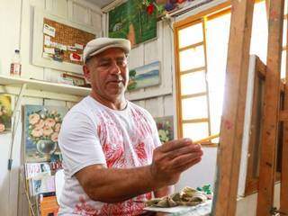 Antônio Lima não abre mão da casinha de madeira que virou combustível para seguir pintando. (Foto: Henrique Kawaminami)
