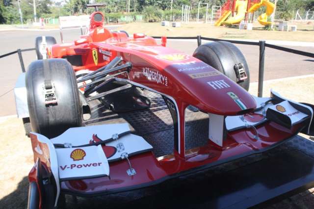 Ferrari 2011 usada por Felipe Massa est&aacute; em Campo Grande para fotos