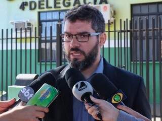 Delegado Thiago Macedo, responsável pelas investigações. (Foto: Henrique Kawaminami)