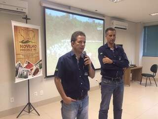Superintendente, Klauss Machareth (à esq.), e presidente da ASPNP, Carlos Furlan (à dir.), comentaram resultados do abate de 2015 (Foto: Divulgação)