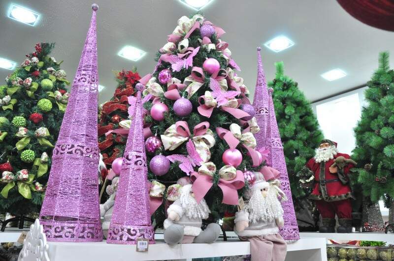 Com muitas cores e para combinar, enfeites de Natal estampam as vitrines -  Consumo - Campo Grande News
