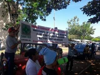Professores e administrativos de Corumbá retomaram greve nesta quinta-feira. (Foto: Direto das Ruas)