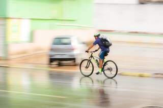 Ciclista tomou chuva mas água e cores da rua fizeram pintura com as lentes da câmera (Foto: Marcos Maluf)